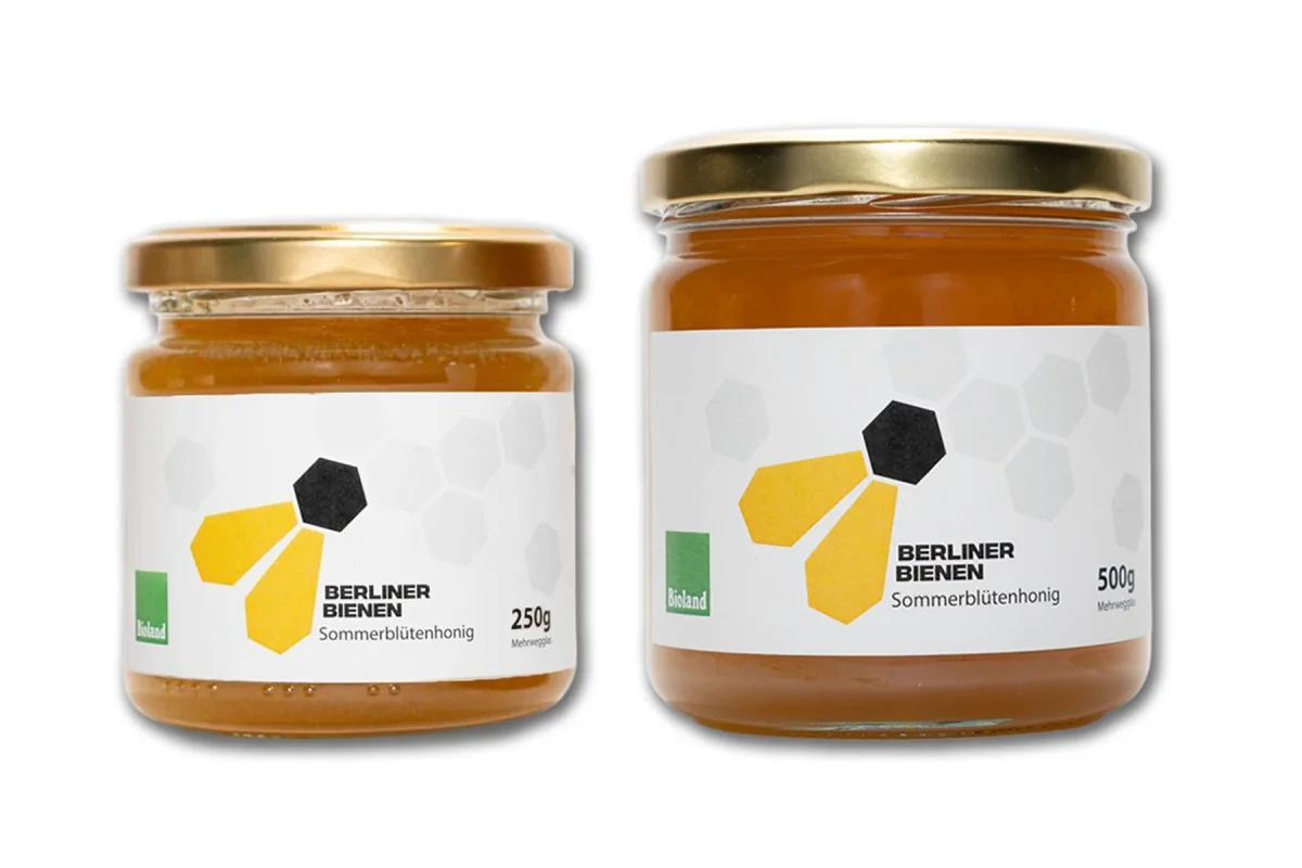Zwei Gläser Apis-Honig als Dankeschön